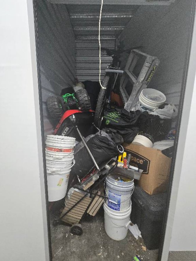 4 x 8 storage unit in Los Angeles, CA
