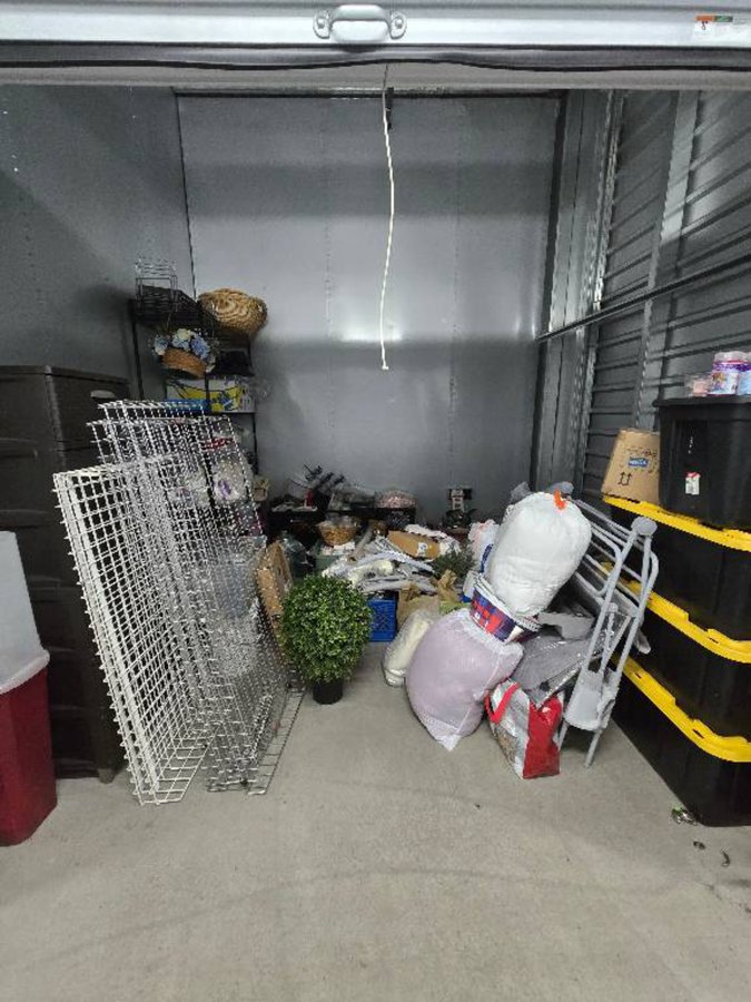 10 x 10 storage unit in Los Angeles, CA