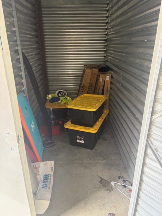 5 x 10 storage unit in Vista, CA