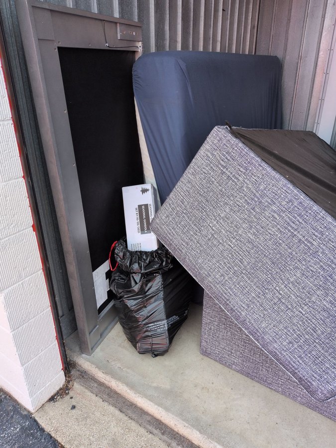 10 x 10 storage unit in Troy, MI