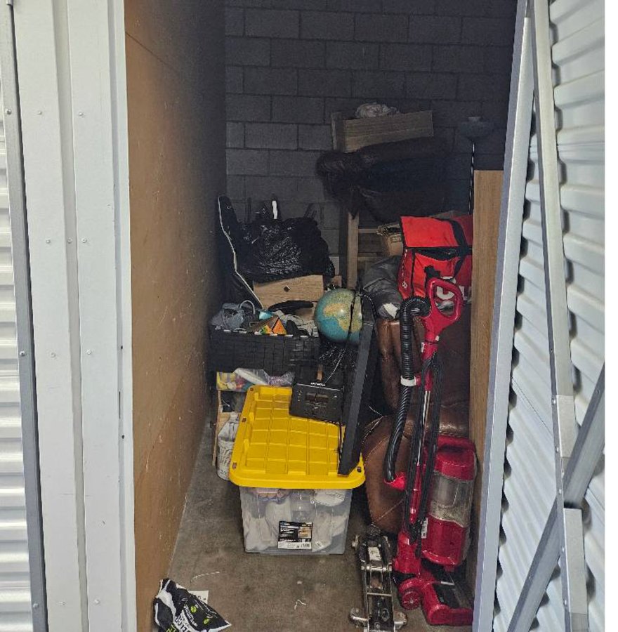 10 x 10 storage unit in Sacramento, CA