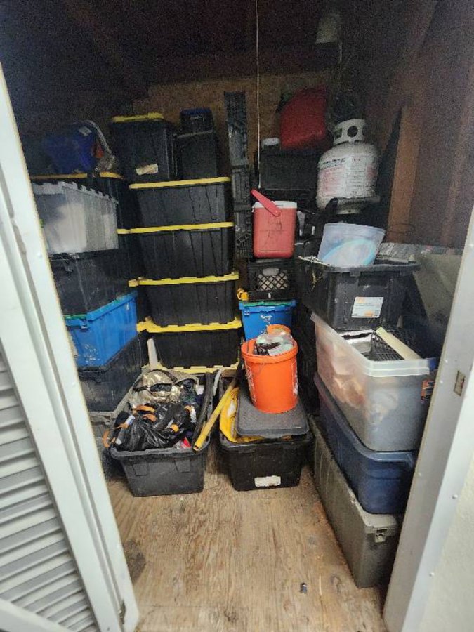 6 x 10 storage unit in Bloomington, CA
