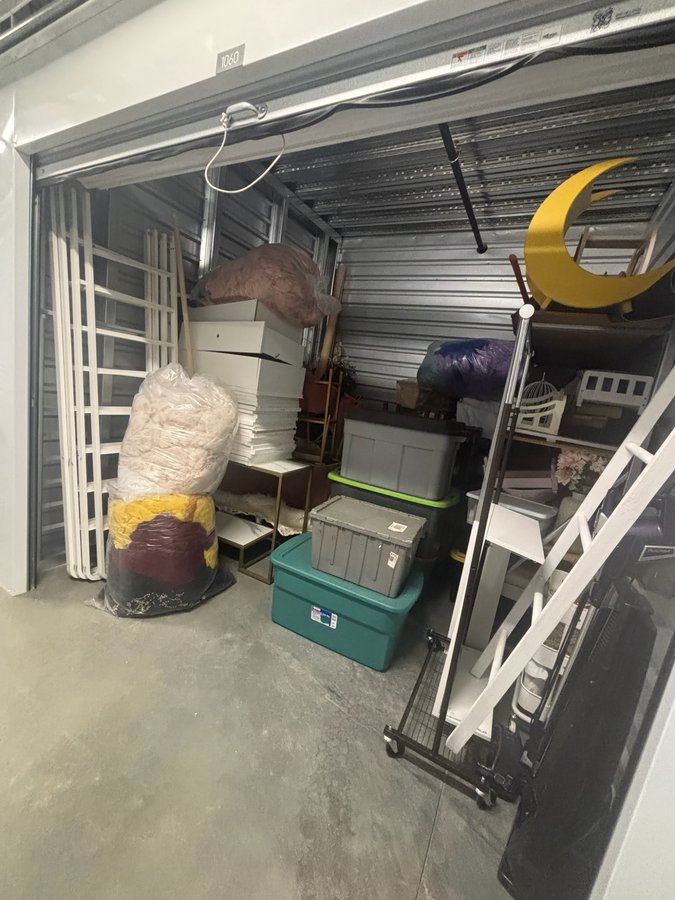 10 x 10 storage unit in Santa Clarita, CA